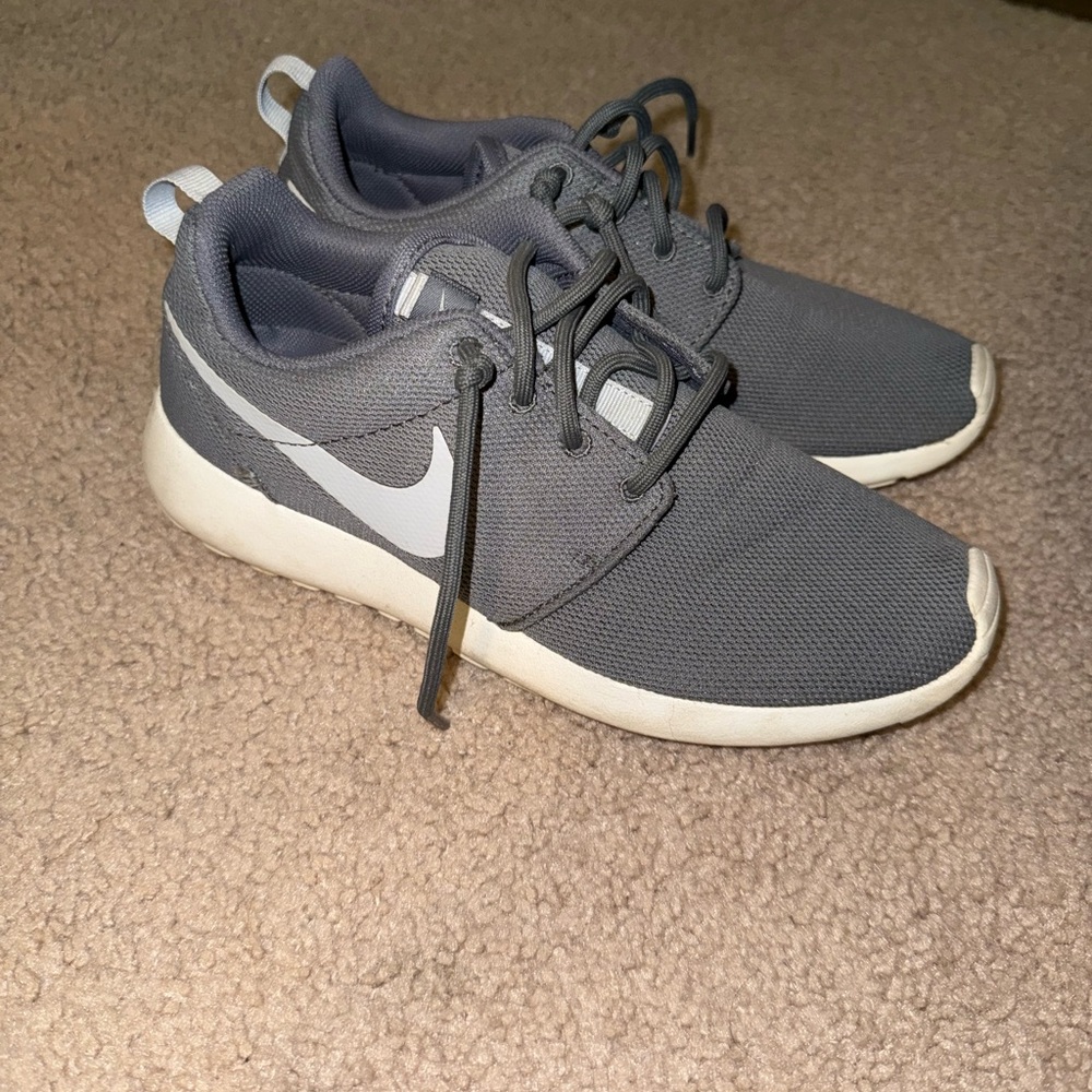 Nike Roshe Run Gray Sneakers